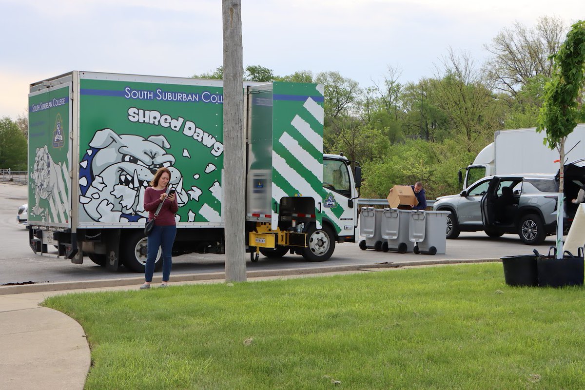 South_Suburban's tweet image. Our Tree Planting &amp;amp; Shred Dawg Shredding event was a huge success! 🌳 Documents were shredded, electronics were recycled, and new trees were planted at the Oak Forest Campus for Arbor Day.

#ThisIsSuccess #BulldogPride #ArborDay