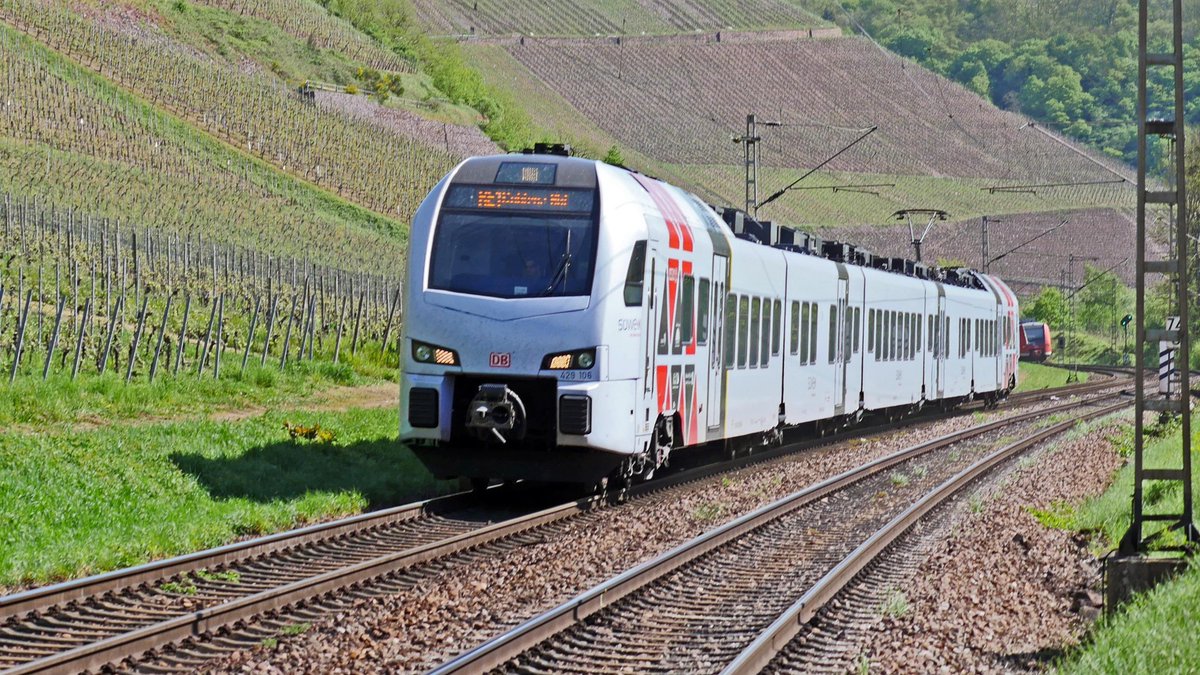 Mediarail's tweet image. 3 news en bref :  aux Pays-Bas, ProRail délivre un bilan 2025 contrasté de l'infra. 1/3 des Allemands évitent le train à cause "de pannes trop fréquentes". Six consortiums en lice pour la première ligne à grande vitesse en Pologne. Détails ici ⤵️
👉 mediarail.wordpress.com/#MINI #Rail