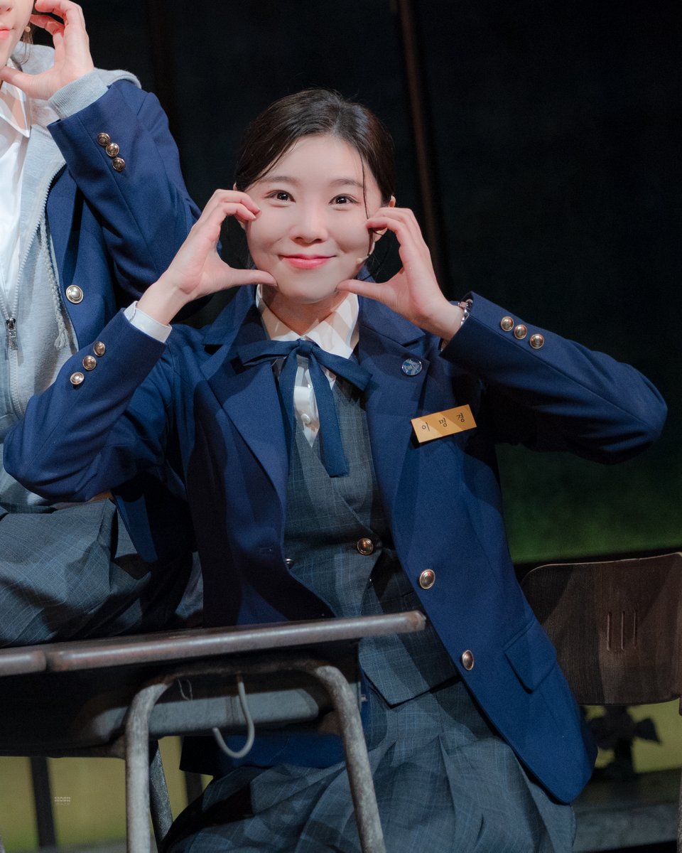Mozii_pic's tweet photo. 260425 밤 A여고 사서의 영광과 비극 무대인사

명경 | #이서영

포토타임 ᥫ᭡ˎˊ˗ https://t.co/ljndQ0rXdw