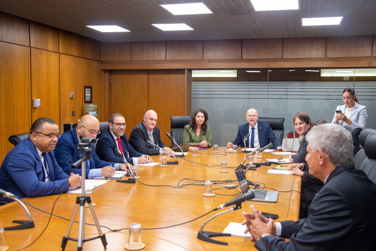 PARLASUR's tweet photo. #AGORA a Comissão Temporária de Integração Fronteiriça do #PARLASUL, presidida por @BohnGass, debate os avanços da integração educacional nas fronteiras e recebe membros do #PARLIM, fortalecendo a cooperação institucional. https://t.co/sMMUUPpf5h