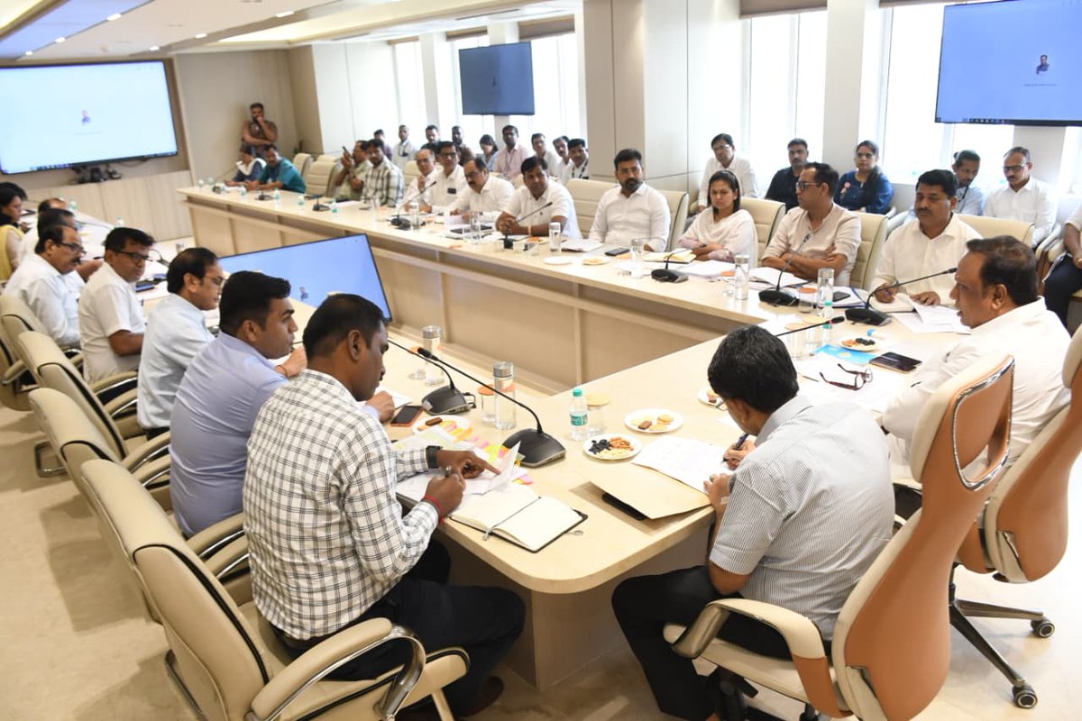 ShelarAshish's tweet photo. मुंबई उपनगर जिल्ह्यातील शासकीय जमिनीवरील अतिक्रमण आणि झोपडपट्टी पुनर्वसन प्रकल्पांसंदर्भात आज संबंधित विभागाच्या अधिकाऱ्यांची आढावा बैठक घेतली.  

२०१६ च्या सर्वेक्षणानुसार मुंबई उपनगर जिल्ह्यातील सुमारे ४१९४ एकर शासकीय जमिनीवर अतिक्रमण झाले असून, या जमिनी राज्य सरकार, मुंबई म��ानगरपालिका, म्हाडा आणि केंद्र सरकारच्या मालकीच्या आहेत. शासकीय जमिनीवर असलेल्या या अतिक्रमणांच्या पार्श्वभूमीवर सुरू असलेल्या झोपडपट्टी पुनर्वसन प्रकल्पांचा आढावा घेतला. सद्यस्थितीत ९२६ प्रकल्पांपैकी १६० प्रकल्प पूर्ण झाले असून ३२२ प्रकल्प प्रगतीपथावर आहेत, तर ११४ प्रकल्प विविध कारणांमुळे स्थगित आहेत. या सर्व प्रकल्पांमधून सुमारे १ लाख ७५ हजार ५११ पात्र झोपडपट्टीधारकांना घरे उपलब्ध होणार आहेत. यासाठी आवश्यक असलेली Provisional PAP घरे, अतिरिक्त घरे आणि ट्रांझिट कॅम्प यांची उभारणी देखील प्राधान्याने पूर्ण करण्याचे निर्देश अधिकाऱ्यांना दिले.

या बैठकीत प्रलंबित व स्थगित प्रकल्पांतील अडथळ्यांचा सखोल आढावा घेत, संबंधित विभागांनी आवश्यक ती प्रशासकीय व तांत्रिक कार्यवाही तातडीने पूर्ण करून प्रकल्प मार्गी लावावेत, अशा स्पष्ट सूचना दिल्या. पात्र लाभार्थ्यांना वेळेत घरे मिळणे ही प्रशासनाची जबाबदारी असून, त्यासाठी सर्व यंत्रणांनी समन्वयाने काम करणे गरजेचे असल्याचे बैठकीत सुचित केले. 

तसेच, यापुढे शासकीय जमिनींवर पुन्हा अतिक्रमणे होऊ नयेत, यासाठी कठोर उपाययोजना राबविण्याचे संबंधित ��धिकाऱ्यांना निर्देश  दिले. 

प्रधानमंत्री गतीशक्ती अभियानांतर्गत विकसित करण्यात आलेली ‘नेत्रम’ ही सॅटेलाईट आधारित संगणकीय प्रणाली अतिक्रमण रोखण्यासाठी अत्यंत उपयुक्त ठरत आहे. या प्रणालीद्वारे मिळणाऱ्या माहितीनुसार तात्काळ कारवाई करून अतिक्रमणे रोखावीत, तसेच संबंधित विभागांनी सातत्याने देखरेख ठेवून भविष्यातील अतिक्रमणांना आळा घालण्याबाबत अधिकाऱ्यांना निर्देश दिले.

#Maharashtra #AshishShelar
