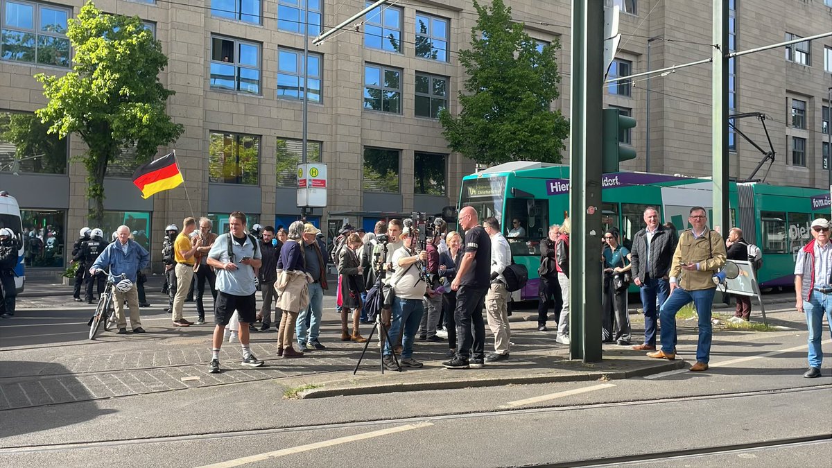 InfoportalDUS's tweet photo. Der „Rundgang“ der AfD steht weiterhin nach etwa 1 km still. #NoAfdDus #dus2704 https://t.co/qg05fL4HHr