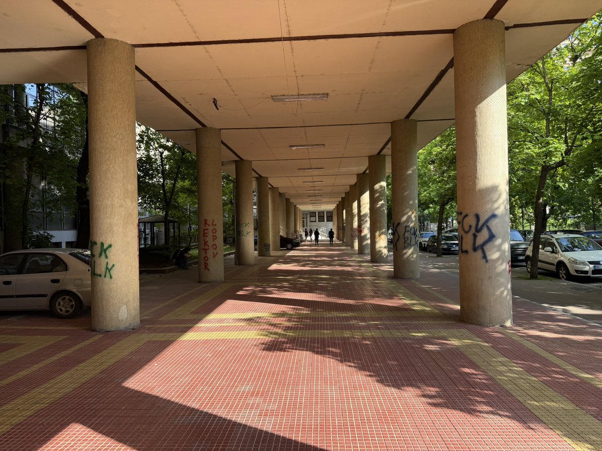 znam da ste svi videli kako su noćas oko 2.30 uništili zgradu hemijskog fakulteta (bivšeg pmf-a), al’ pošto je to moja kuća, moram da se oglasim. prethodne nedelje smo peskirali ranije išarane stubove, o svom trošku, 550k dinara. pozvana su policija, tužilac i na kraju inspektori