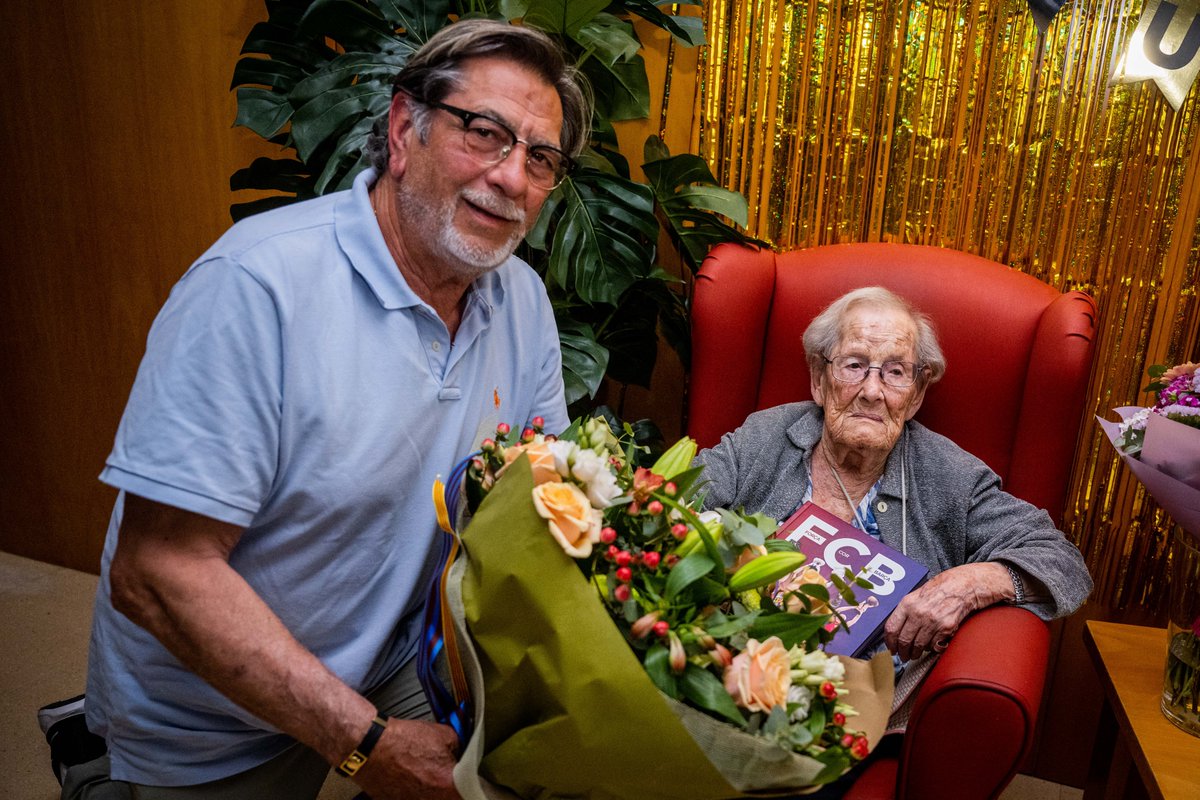 Fa uns mesos ens va visitar al Palau Blaugrana l'𝐀𝐝𝐞𝐥𝐚, aficionada culer de tota la vida 💙❤

Aquest cap de setmana, Manolo Flores, en representació culer, va felicitar-la personalment pels seus 1⃣0⃣0⃣ anys. Moltes felicitats, Adela! 🎂🥳

x.com/FCBbasket/stat…