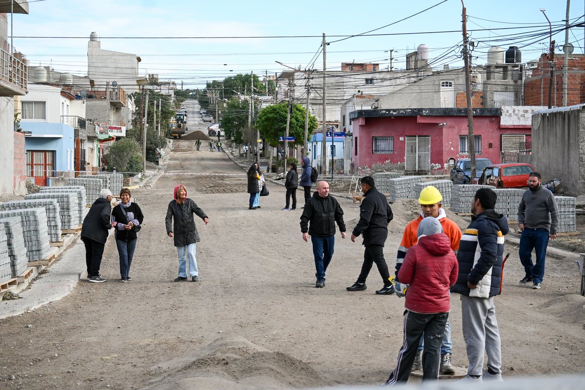 Gus_Sastre's tweet photo. Hoy recorrimos la obra de adoquinado que estamos ejecutando en la calle Roberto Gómez, en el barrio El Porvenir, que es uno de los más antiguos de Puerto Madryn. 

Así, seguimos a avanzando con el Plan Mixto de Adoquinado, lo que permitirá una mejor circulación en una arteria muy importante.