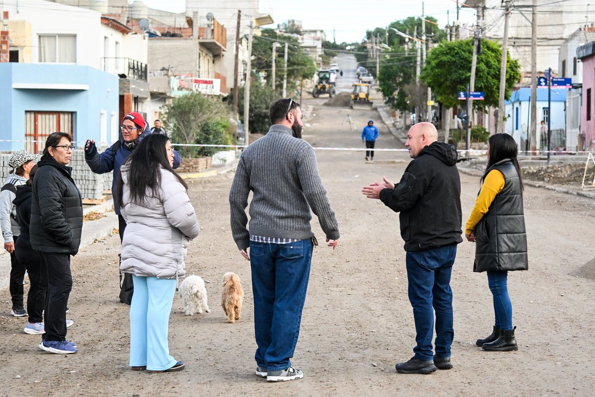 Gus_Sastre's tweet photo. Hoy recorrimos la obra de adoquinado que estamos ejecutando en la calle Roberto Gómez, en el barrio El Porvenir, que es uno de los más antiguos de Puerto Madryn. 

Así, seguimos a avanzando con el Plan Mixto de Adoquinado, lo que permitirá una mejor circulación en una arteria muy importante.