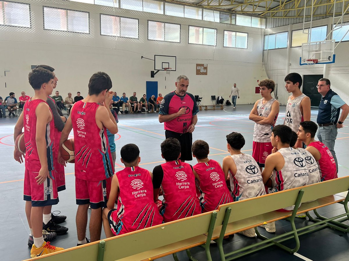 cb7palmas's tweet photo. 🔝 Fin de semana de mucho aprendizaje de la mano de @jotacuspi 

👏 Nuestros lobos y coaches disfrutaron de 3 días en los que un entrenador con amplia experiencia en la ACB les ha enseñado todo lo que sabe

🙏 ¡Muchas gracias por tu tiempo y conocimiento!

#SienteElAullido https://t.co/rKir6WeRDv