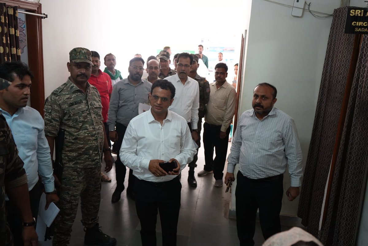 nareshprasadso1's tweet image. डीसी हजारीबाग हेमंत सती ने सदर प्रखंड/अंचल का औचक निरीक्षण किया। म्यूटेशन पेंडेंसी खत्म करने और जनता की सुविधा हेतु मंगलवार व शुक्रवार को कर्मियों की उपस्थिति अनिवार्य करने का निर्देश दिया। कार्यालय को स्वच्छ व आकर्षक बनाने पर भी जोर। ⚖️📋 @DC_Hazaribag  #Hazaribagh #Inspection