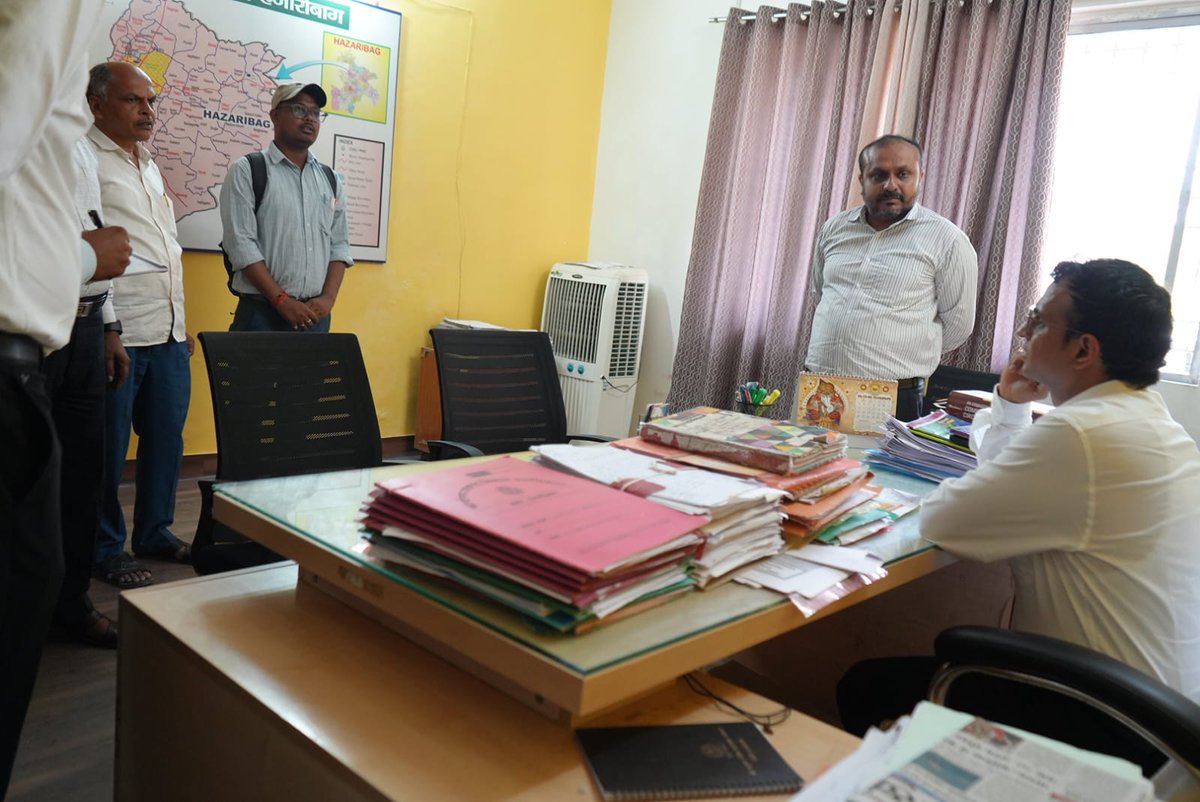 nareshprasadso1's tweet image. डीसी हजारीबाग हेमंत सती ने सदर प्रखंड/अंचल का औचक निरीक्षण किया। म्यूटेशन पेंडेंसी खत्म करने और जनता की सुविधा हेतु मंगलवार व शुक्रवार को कर्मियों की उपस्थिति अनिवार्य करने का निर्देश दिया। कार्यालय को स्वच्छ व आकर्षक बनाने पर भी जोर। ⚖️📋 @DC_Hazaribag  #Hazaribagh #Inspection