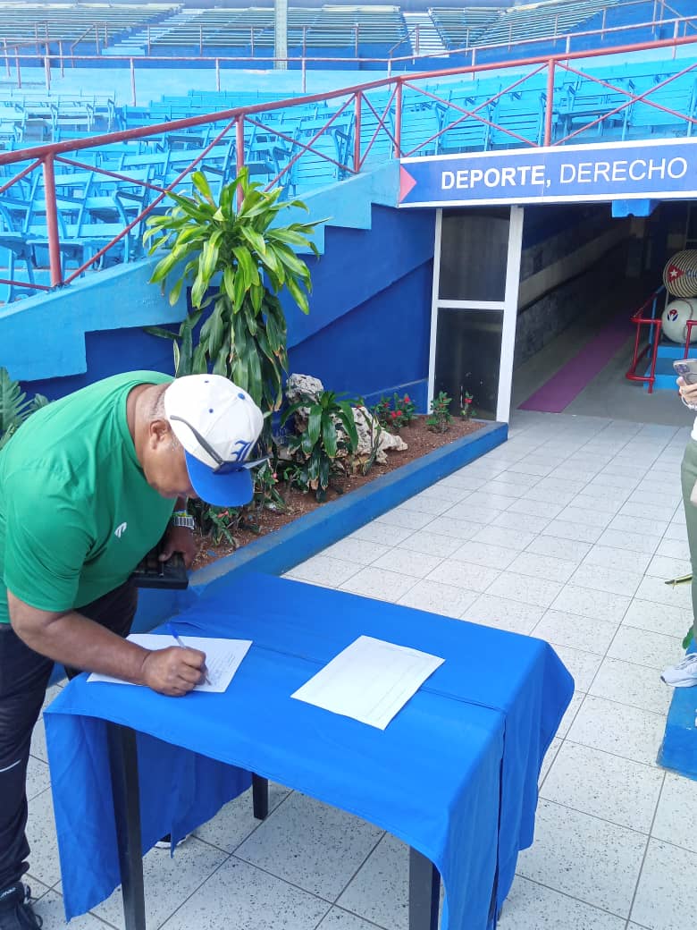 inderhabana's tweet image. 🇨🇺Los integrantes del equipo #Industriales,quienes se alistan para la IV Liga Élite rechazaron la injerencia del gobierno de los #EstadosUnidos al realizar su #FirmaPorLaPatria en el estadio 🏟️ Latinoamericano.
No hay bloqueo que doble la dignidad de nuestro pueblo.#CubaViva 🇨🇺✍️