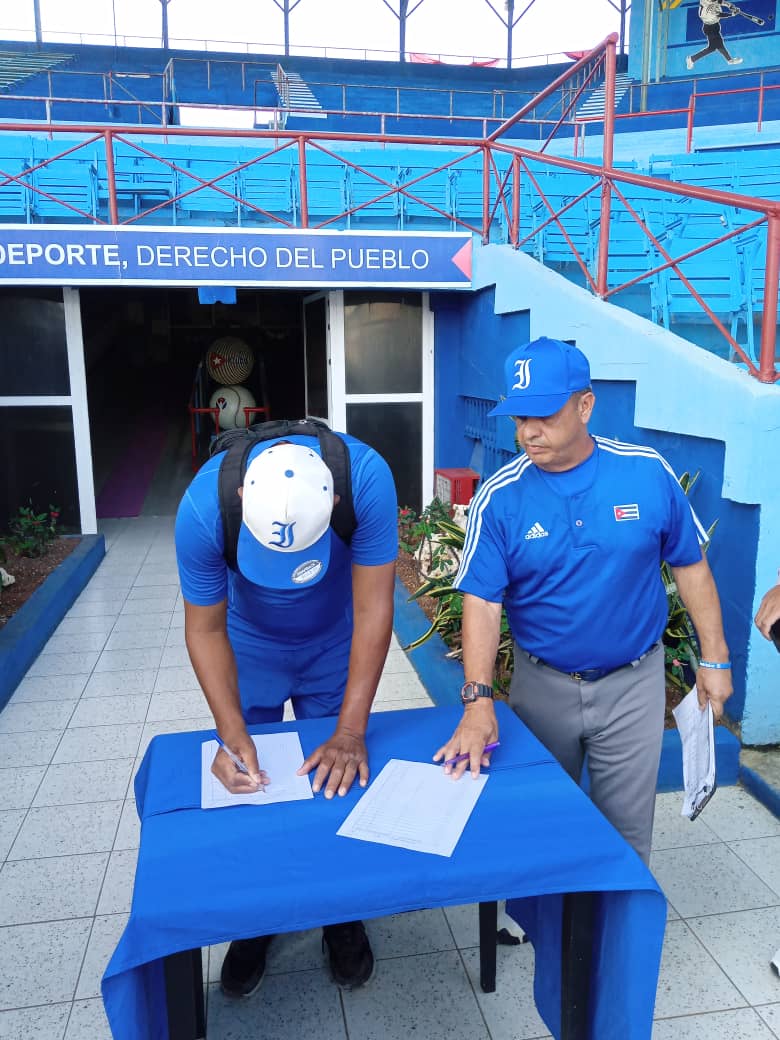 inderhabana's tweet image. 🇨🇺Los integrantes del equipo #Industriales,quienes se alistan para la IV Liga Élite rechazaron la injerencia del gobierno de los #EstadosUnidos al realizar su #FirmaPorLaPatria en el estadio 🏟️ Latinoamericano.
No hay bloqueo que doble la dignidad de nuestro pueblo.#CubaViva 🇨🇺✍️