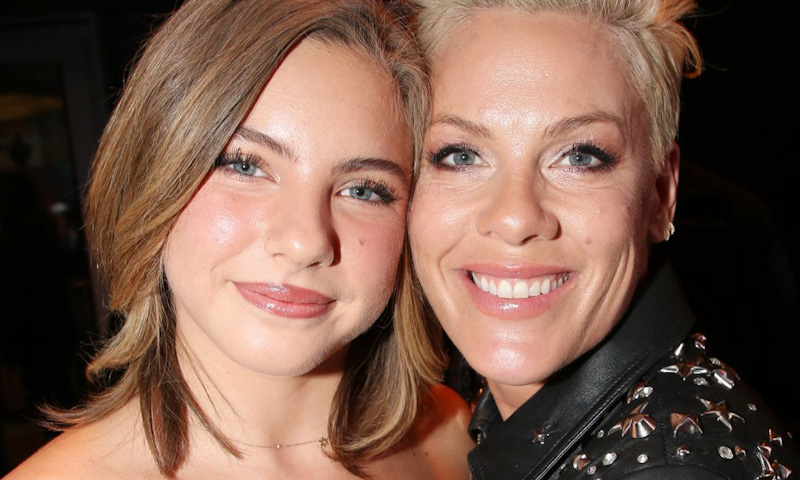 BeirutcomMag's tweet image. بينك بأحدث ظهور مع ابنتها أثناء حضورهما ليلة افتتاح مسرحية برودواي معًا beirutcom.net/379205

 via @BeirutcomMag #بيروتكم #اطلالات_النجمات #Pink