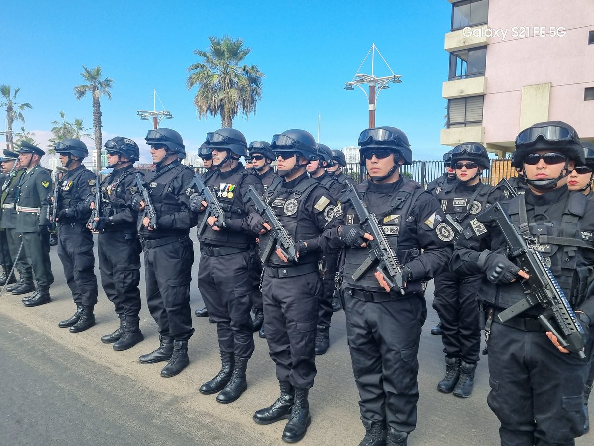 jorgesolimano's tweet photo. #iquque por primera vez en la historia desfila un escuadrón de Gendarmeria, en el homenaje a Carabineros en el 99 aniversario https://t.co/fLmfS41wU5