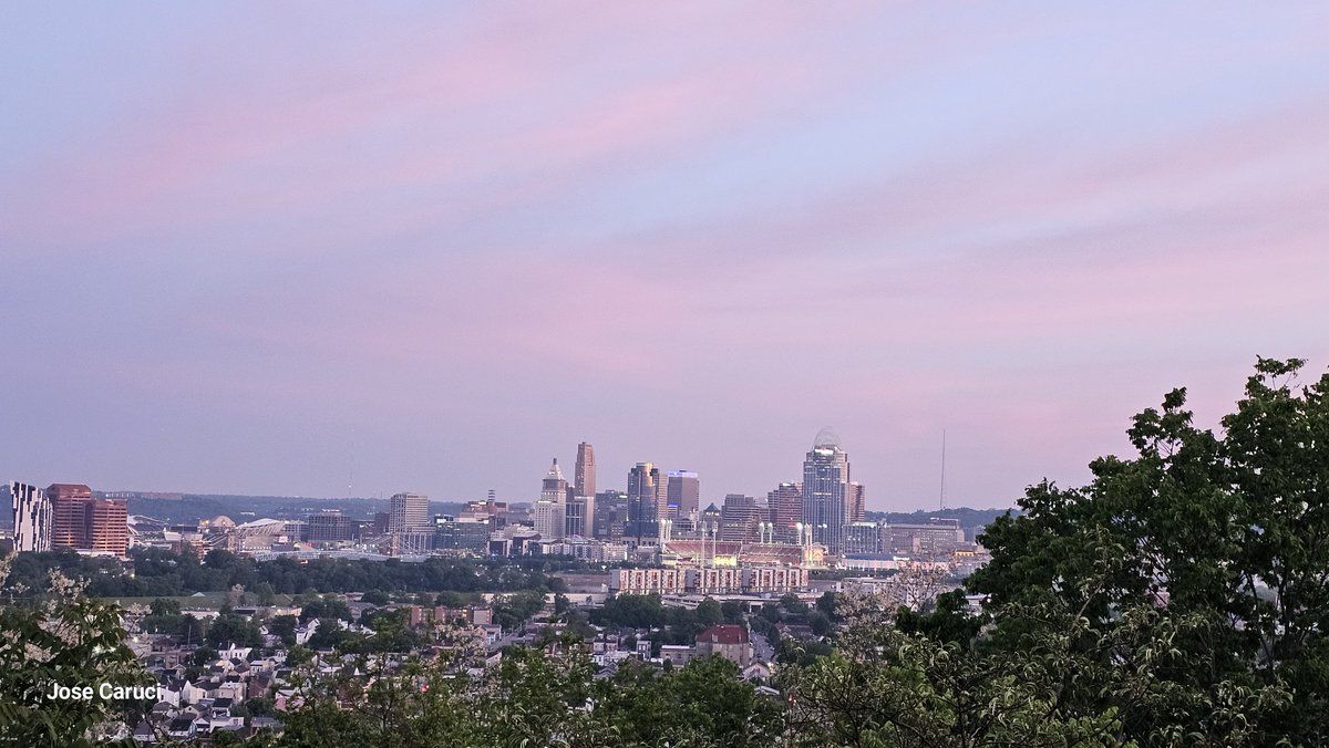 JoseFCaruci's tweet photo. From the Falcon's Nest in Newport, Kentucky, offering a panoramic view of the Cincinnati skyline—there was a magnificent sunset, full of splendor, and the sunrise was just as thrilling and exotic. And look—how does this beauty look today? A picture-perfect https://t.co/l5tKO8DHb1