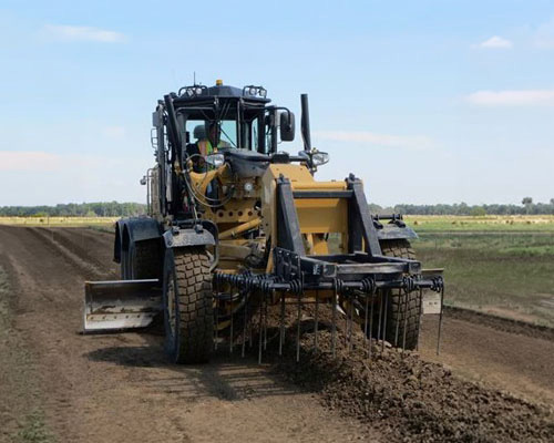 ugpti's tweet photo. NDLTAP Helps Agencies Maintain Gravel Roads to Improve Safety and Cut Costs: In the past two years, NDLTAP held 27 training events across the state, where 364 participants learned about gravel quality, motor grader operator training, pulling gravel shoulders, and dust control.

https://t.co/lvzoHGhYaY