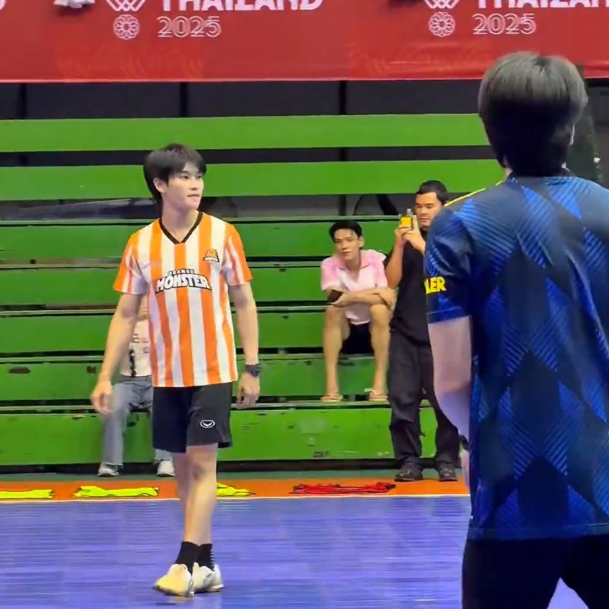ใส่เสื้อแฟนไม่พอ แฟนมาเฝ้าด้วย น้องเขาเริ่ดนะ