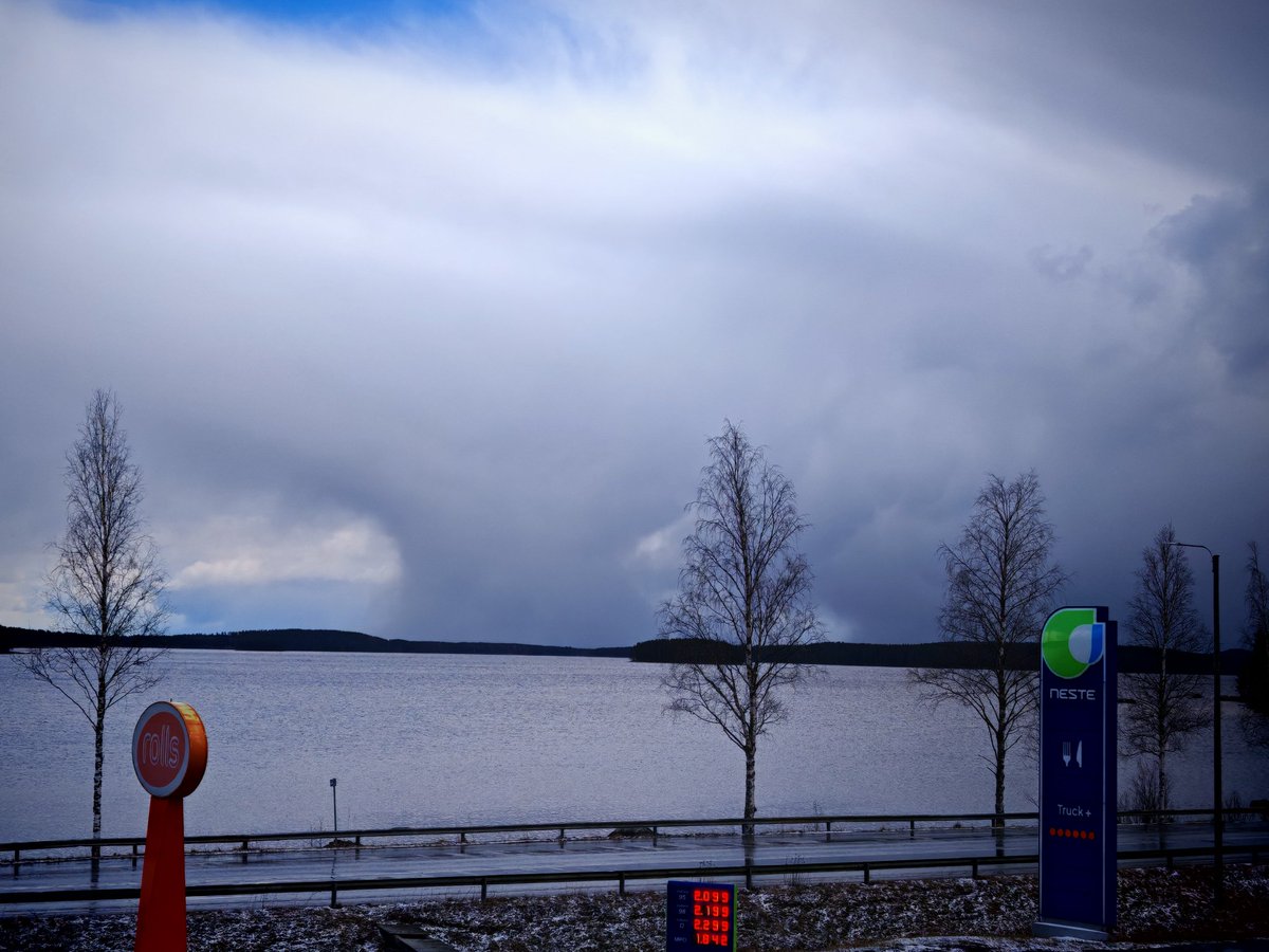 Aija_H's tweet photo. Kevään ensimmäiset kuuropilvet satoivat reippaasti rakeita, Äänekoski Lintulahti. https://t.co/U6Y3WkxLxN