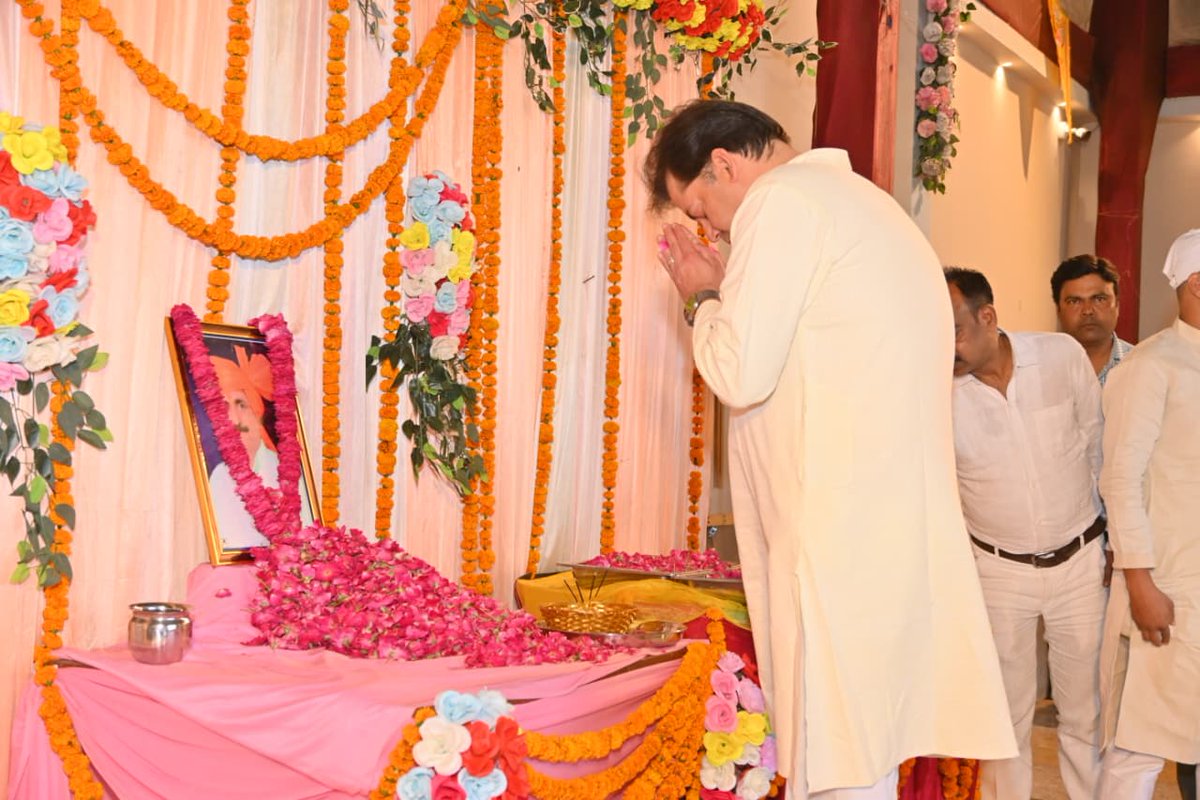 श्री सतीश महाना जी एवं श्री Karan Mahana जी ने  आज रायल पैराडाइज, लखनऊ फाटक, कानपुर में आयोजित श्रद्धांजलि सभा में उपस्थित होकर प्रभु चरणों में विलीन हुए पार्टी के समर्पित कार्यकर्ता एवं पूर्व पार्षद स्व. अमित कुमार मेहरोत्रा जी की स्मृति में उन्हें विनम्र श्रद्धांजलि अर्पित की।