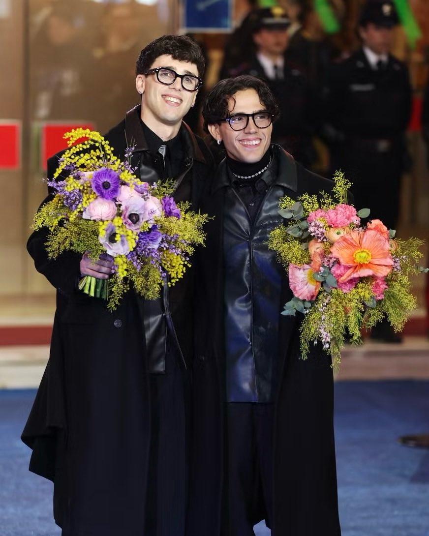 Lindamyself's tweet image. #SOCMED
#partenogay x il principe abusivo
Luca D’4less1o è principe del regno di Ginesia, Luca M4rz4no è un ragazzo dai modi poco raffinati che vive a scrocco.
Che accadrebbe se, per risollevare la propria immagine, il principe dovesse fingere di essere innamorato proprio di lui?