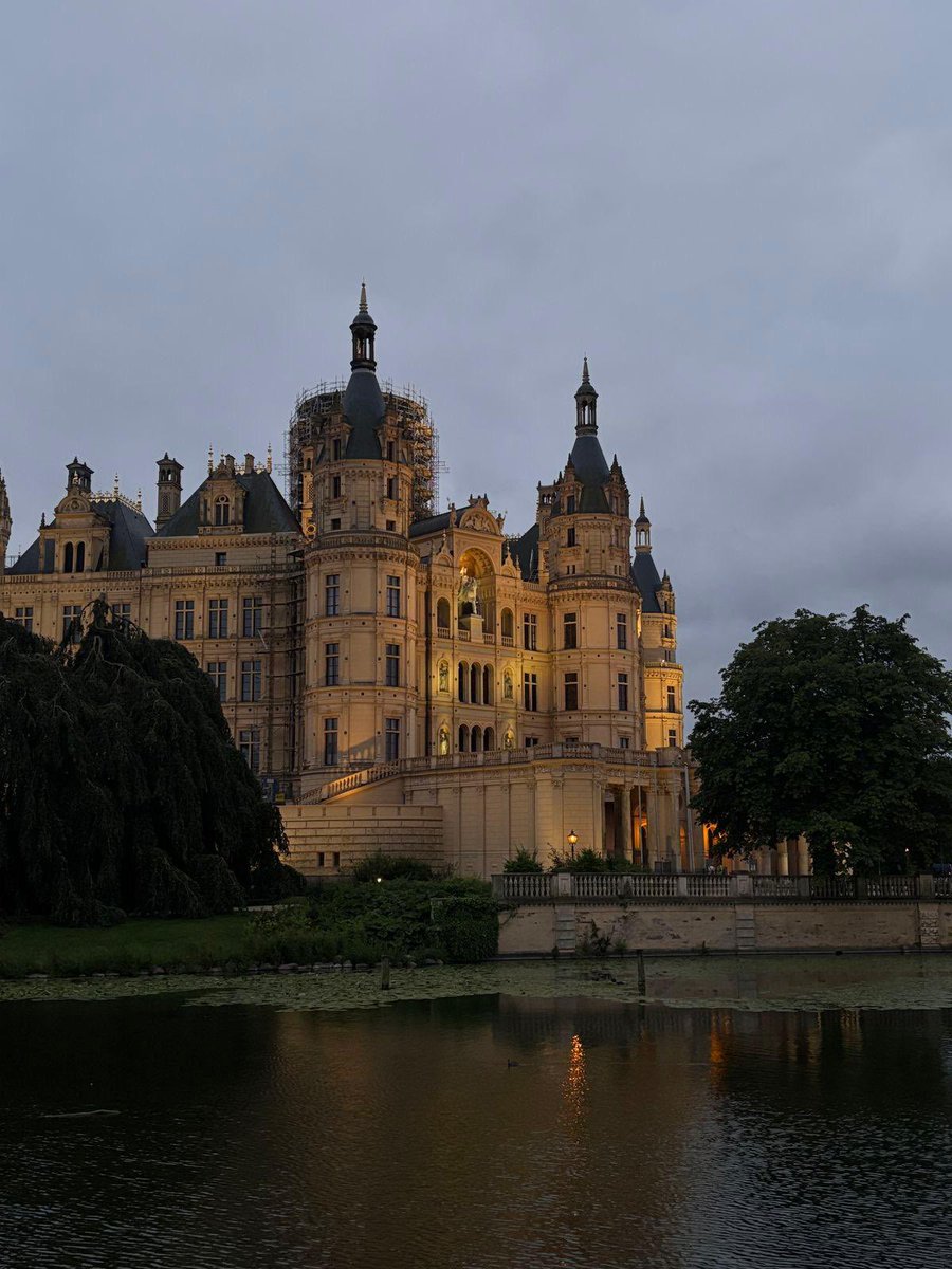 Lindamyself's tweet image. #SOCMED
#partenogay x il principe abusivo
Luca D’4less1o è principe del regno di Ginesia, Luca M4rz4no è un ragazzo dai modi poco raffinati che vive a scrocco.
Che accadrebbe se, per risollevare la propria immagine, il principe dovesse fingere di essere innamorato proprio di lui?