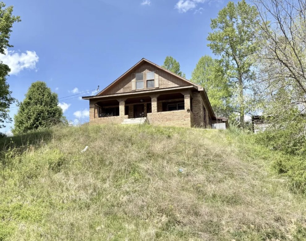 oldhouseunder50's tweet image. $125K. Super clean, move-in ready #Kentucky #CountryCottage nestled on 1 #acre with stunning mountain and valley views . You will never grow tired of these views. Details in the link in comments. countrylifedreams.com/kentucky-updat…