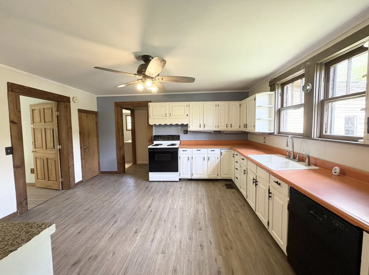 oldhouseunder50's tweet image. $125K. Super clean, move-in ready #Kentucky #CountryCottage nestled on 1 #acre with stunning mountain and valley views . You will never grow tired of these views. Details in the link in comments. countrylifedreams.com/kentucky-updat…