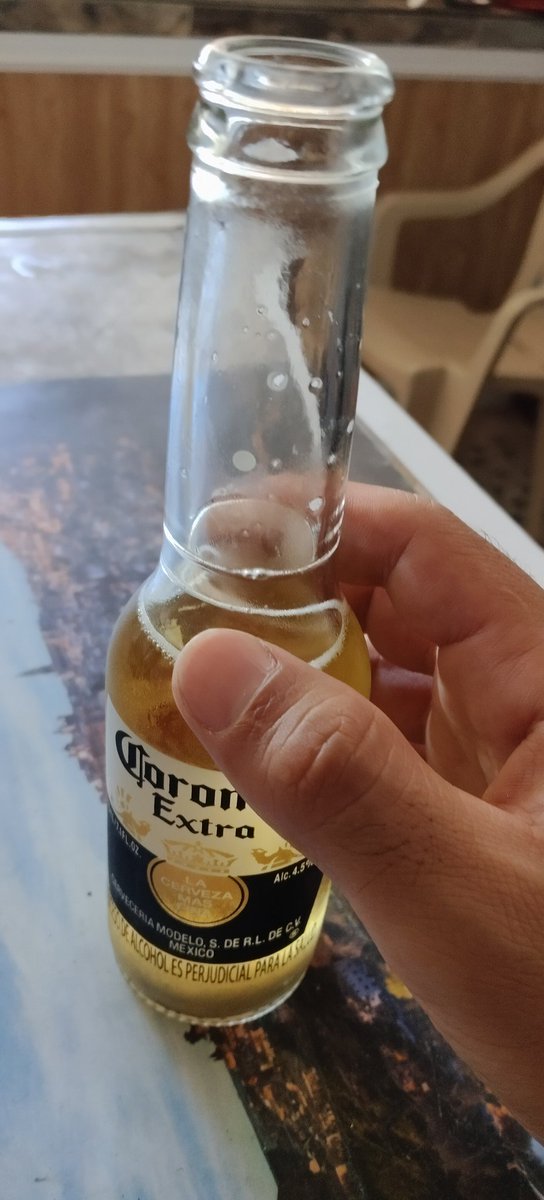 alejandro_36813's tweet image. Hay silencios que se disfrutan mejor con una #corona