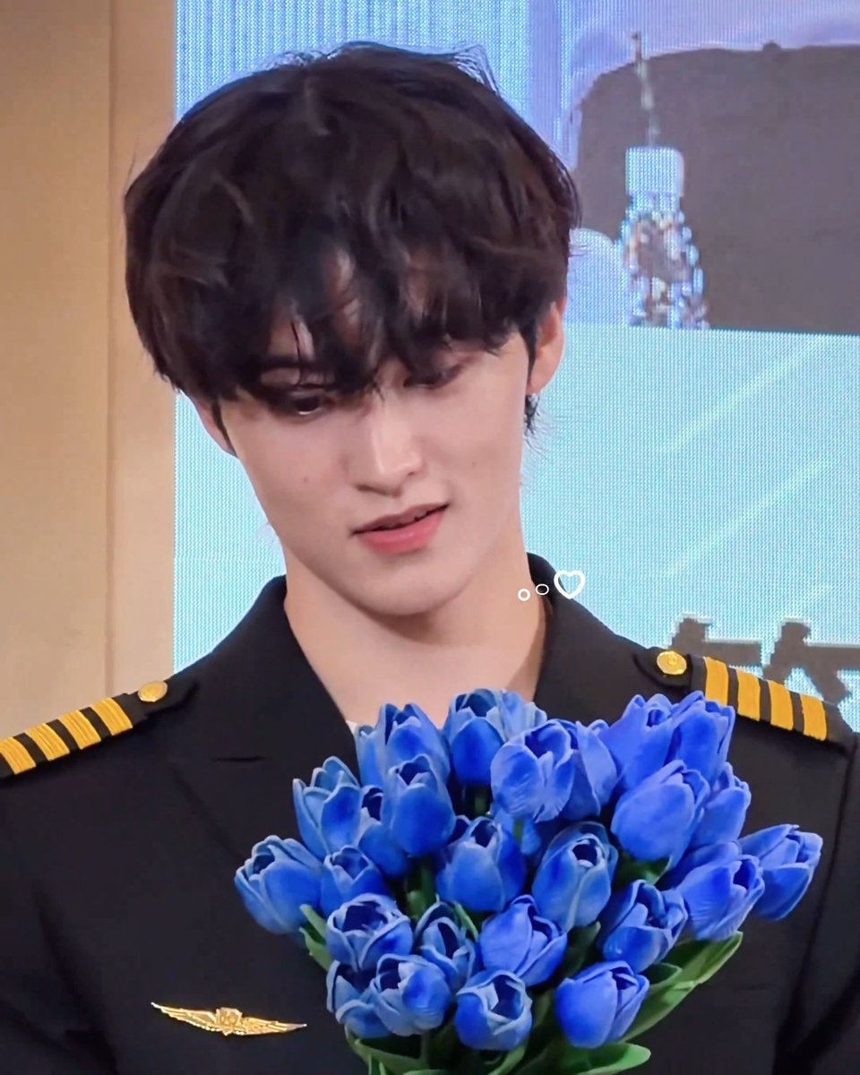 파란 튤립 받은 마크  •̥̑ .̮ •̥̑ 🌷💙