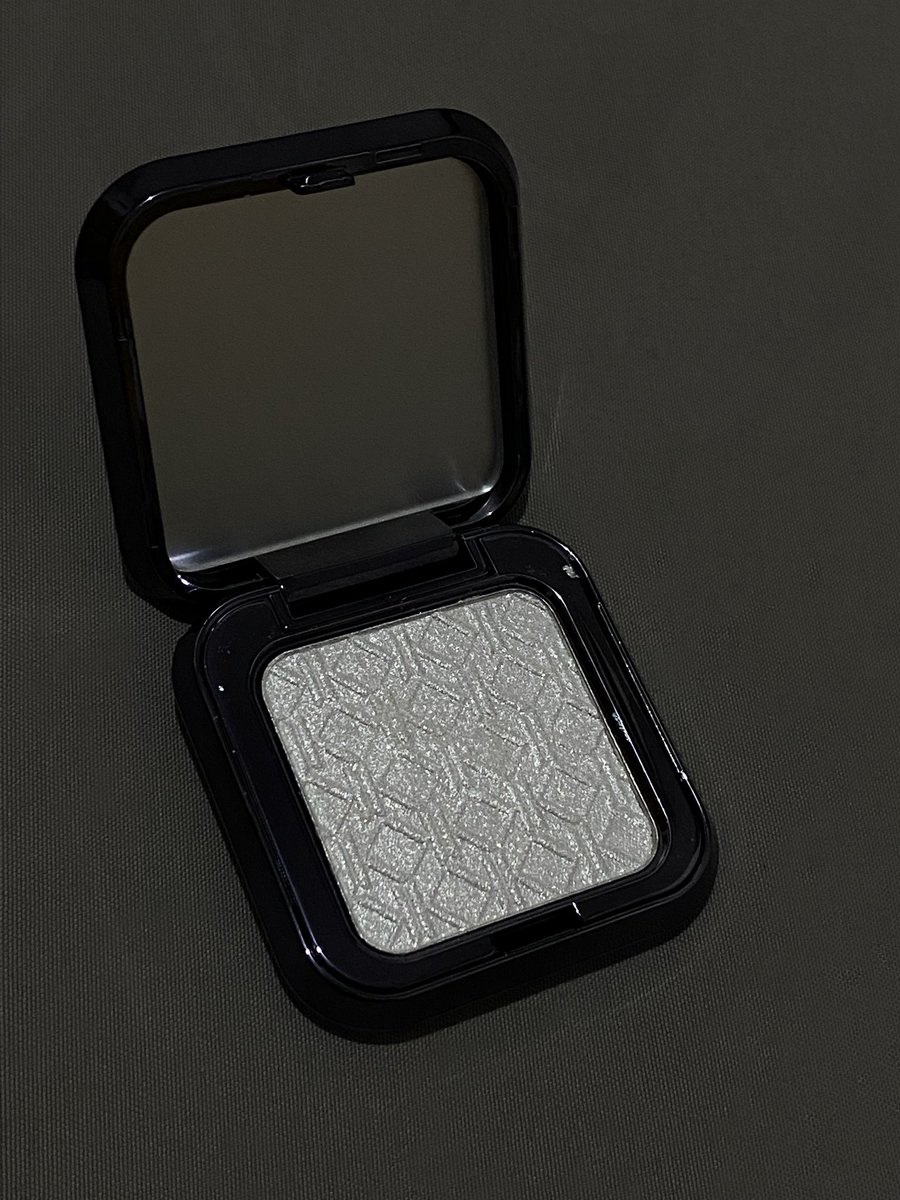 duwniee's tweet image. ❗️WTS❗️

highlighter kiva shade "pearl luminance"
85k, baru 2x pake bahkan tutup kacanya aja masih blm dibuka, minus box tpi ntr pas packing diusahakan amann
#highlighter #preloved