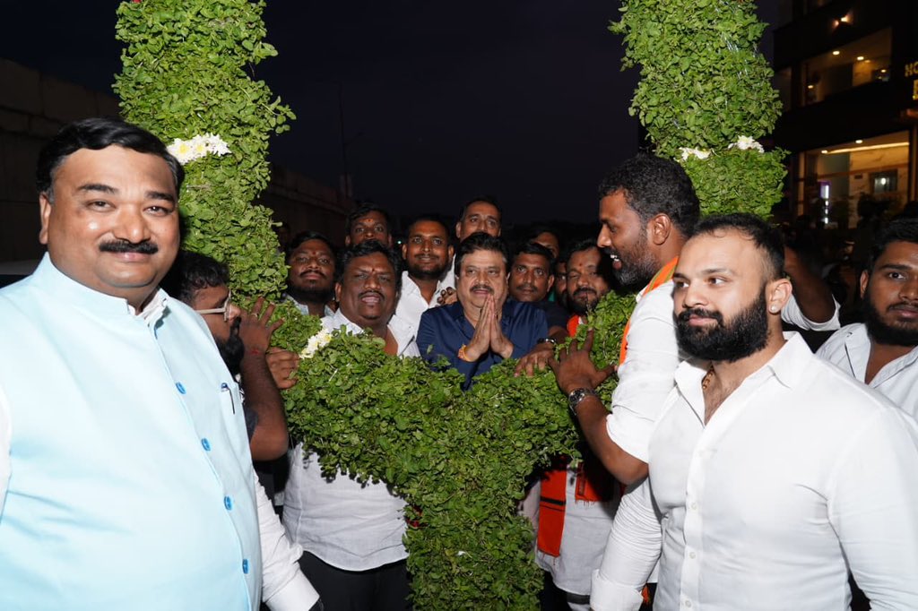 N_RamchanderRao's tweet photo. నా జన్మదినం సందర్భంగా శంషాబాద్‌లో నాకు ఘన స్వాగతం పలికి, ఆత్మీయ శుభాకాంక్షలు తెలిపిన స్థానిక బీజేపీ కార్యకర్తలకు నా హృదయపూర్వక కృతజ్ఞతలు. https://t.co/gpMihJXJNT