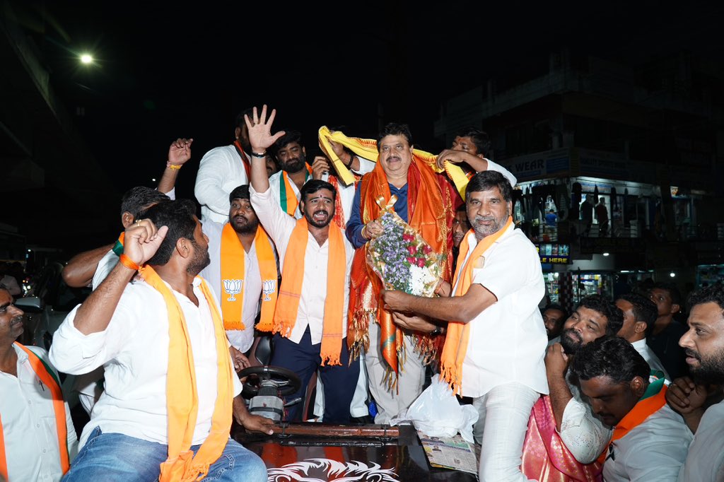 N_RamchanderRao's tweet photo. నా జన్మదినం సందర్భంగా శంషాబాద్‌లో నాకు ఘన స్వాగతం పలికి, ఆత్మీయ శుభాకాంక్షలు తెలిపిన స్థానిక బీజేపీ కార్యకర్తలకు నా హృదయపూర్వక కృతజ్ఞతలు. https://t.co/gpMihJXJNT