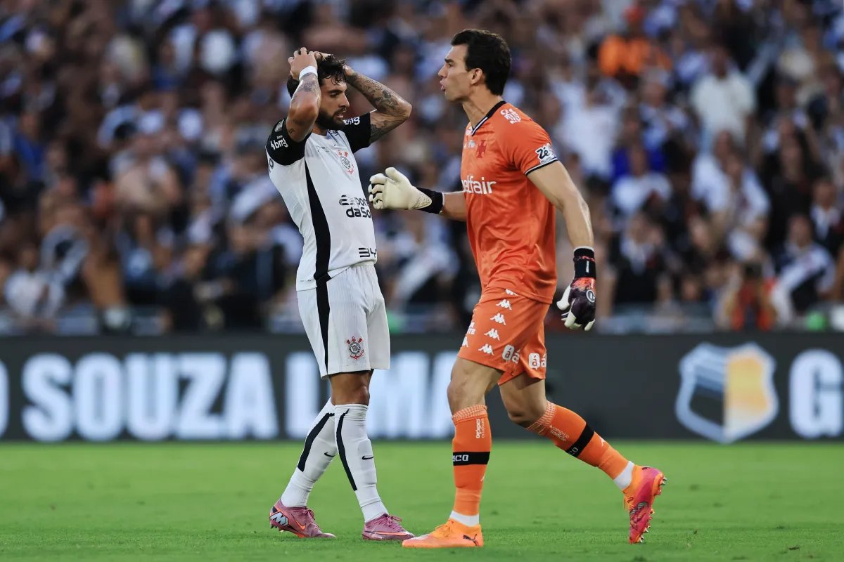fielimprensayt's tweet photo. 📊⚠️| Pela primeira vez na temporada, o Corinthians tem mais grandes chances perdidas (28) do que gols marcados (27).

No jogo de ontem, Gustavo Henrique e Raniele não conseguiram converter duas situações claras criadas por Rodrigo Garro, em cobranças de escanteio. Na atual temporada, Yuri Alberto é o líder de grandes chances desperdiçadas, com 12.

Os 3 jogadores que mais perderam chances claras de gol na atual temporada são:

1. [12] Yuri Alberto
2. [4] Memphis Depay
3. [2] Vitinho

Matheuzinho, Gustavo Henrique, Raniele, Allan, André Luiz, Breno Bidon, Rodrigo Garro, Jesse Lingard, Gui Negão e Pedro Raul perderam uma oportunidade clara de gol na atual temporada.

📰| Pedro Lorenzo/Fiel Imprensa.
📷| Reprodução/CNN Esportes.