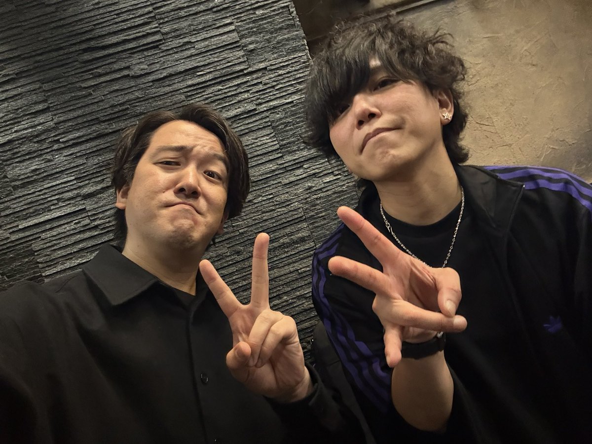 HIDEDRIVE's tweet photo. 本日HUMANDRIVE、flagbearer pre."across the universe"
＠青山RizM！ご来場頂き本当にありがとうございました！
初青山RizM！フラベアに呼んでもらえて出演することが出来た！ありがとう！
こうしてまだまだ新たな出会いがあるから生きていけるなぁ、と実感しています！
恒例？のゆっきーとパシャリ! https://t.co/ZF3apAwmoG
