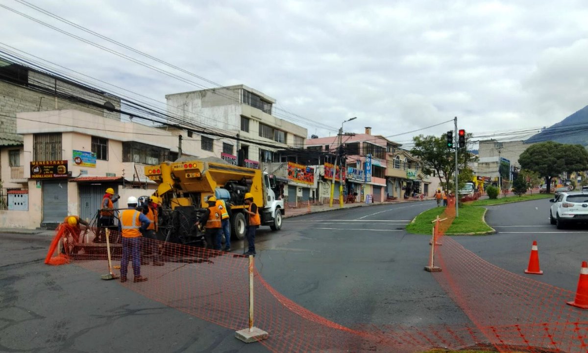 ObrasQuito's tweet photo. 👷 #MantenimientoVial | Toma rutas alternas 👷

Iniciamos con trabajos de micropavimento en la #AvAlonsoDeAngulo, desde av. Mariscal Sucre hasta Serapio Japerabi, con cierre vial hasta las 15h30.

Más cierres viales aquí➡️ https://t.co/jxylFEBpY4

#QuitoRenace #QuitoNoSeDetiene https://t.co/JQdxD3IBee
