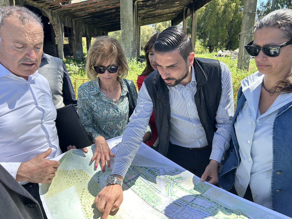 valeriogaripoli's tweet image. In sopralluogo congiunto con la Commissione PNRR e Ambiente Municipio XI per la verifica con i tecnici dello stato avanzamento dei lavori del Parco Ovest e della Casa della Biodiversità a Corviale. #fdi #municipioxi