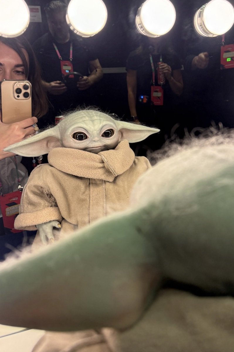 Mando3Updates's tweet image. Grogu getting ready to go on stage at CCXP Mexico 💚

#starwars #TheMandalorian #ahsoka #grogu
#dindjarin #fennec #bobafett #bokatan #TheMandalorianAndGrogu