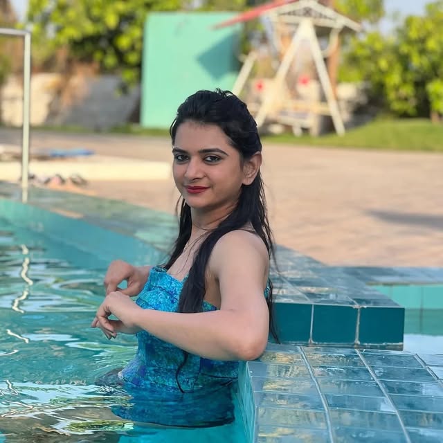 PreetiSharmaDel's tweet photo. Sun blazing, but I choose calm over chaos ☀️💦

Cooling off in the pool while reminding myself #Hydration, sunscreen, and breaks aren’t luxuries, they’re essentials. Stay safe this summer ✨

#प्रीति_वाणी ✍🏻 🩺 
#BeatTheHeat #StayHydrated #SummerCare #PoolVibes #StaySafe https://t.co/DHMjSRaLKt
