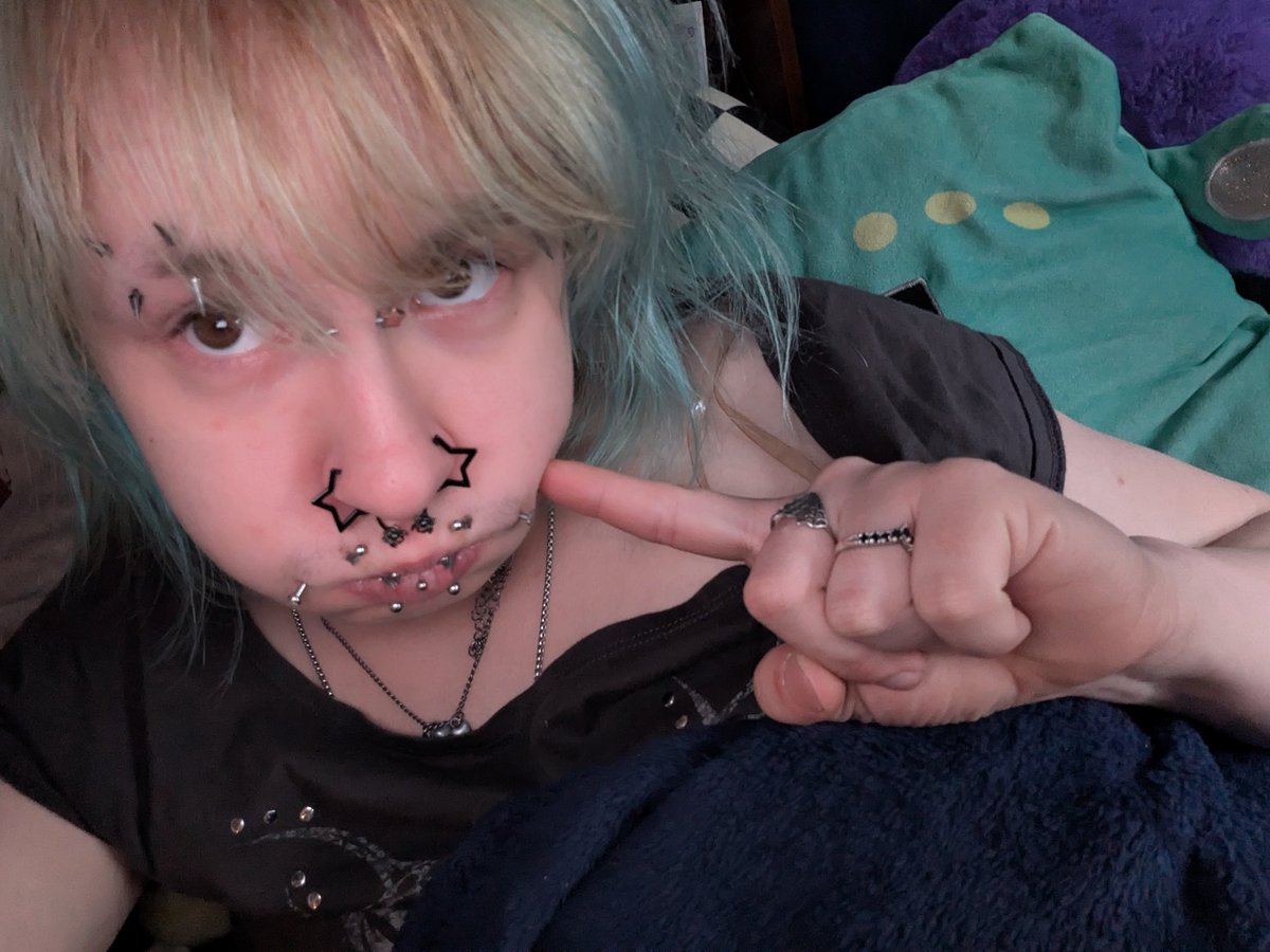 _gc_fashion_'s tweet image. blonde againnn #femboy #piercings