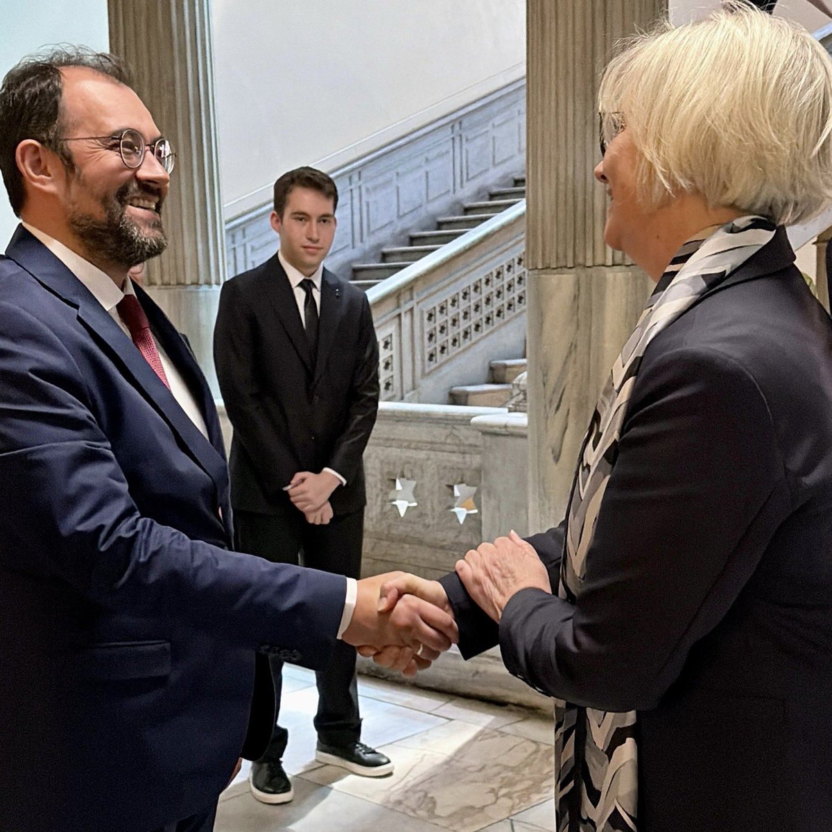 GerAmbTurkiye's tweet photo. 800’ün üzerinde öğrenci, her yıl yaklaşık 160 mezun ve devlet, ekonomi ile toplumun üst kademelerinde görev yapan çok sayıda mezun. 1884’ten beri varlığını sürdüren İstanbul Erkek Lisesi, bugün 🇩🇪🤝🇹🇷 iş birliğinin parlayan bir simgesi ve ülkelerimiz arasında değerli bir bağdır. https://t.co/My25wklY73