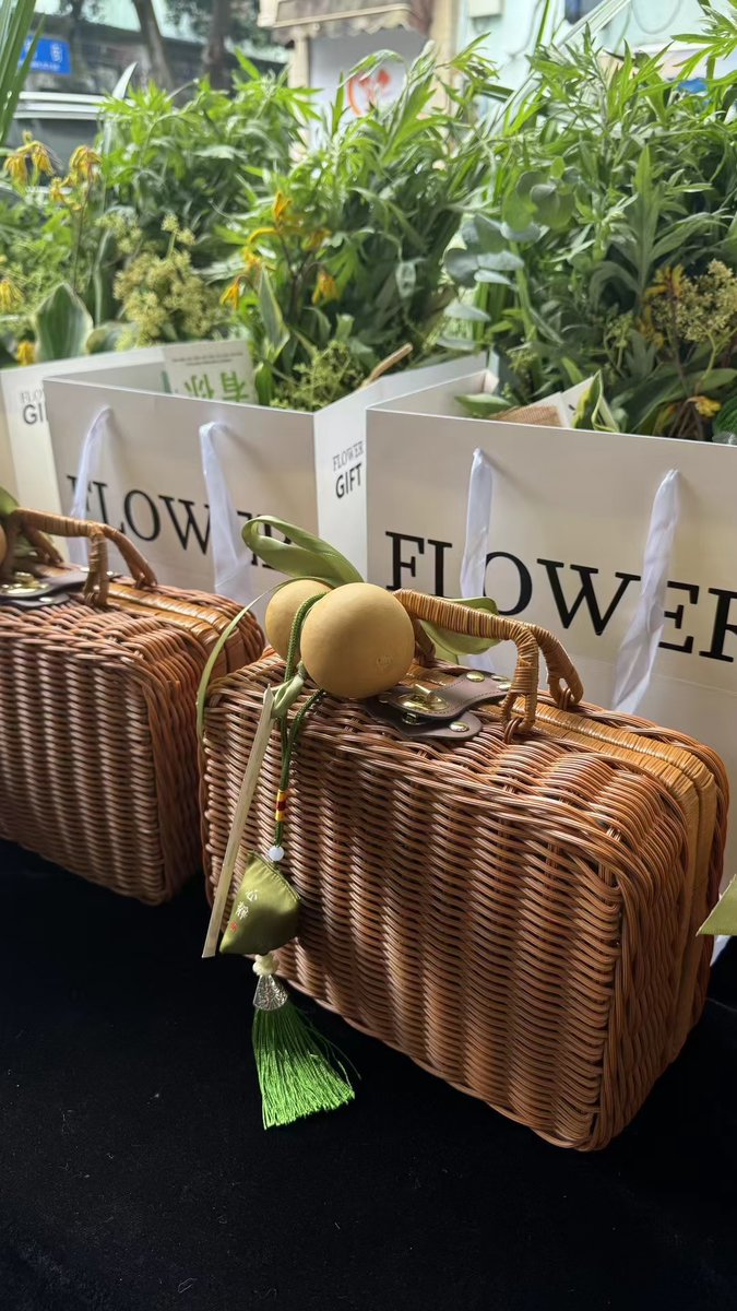 KumarNaveen1987's tweet image. Turn old glass jars into chic storage! Clean, paint (we used matte white!), add a jute label—perfect for spices, pens, or tiny treasures.  #UpcycleHacks #SustainableLiving