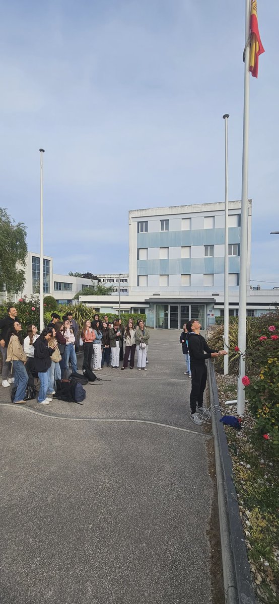 sfbafec's tweet photo. Visitando el colegio francés en Les Sables d’Olonne, nuestros alumnos conocieron sus instalaciones y compartieron momentos de intercambio educativo. Celebramos la colaboración y el aprendizaje compartido.
#LesSablesDolonne #SaintMarieduPort #Erasmus+ #sfbfec https://t.co/GHOAzB05BZ