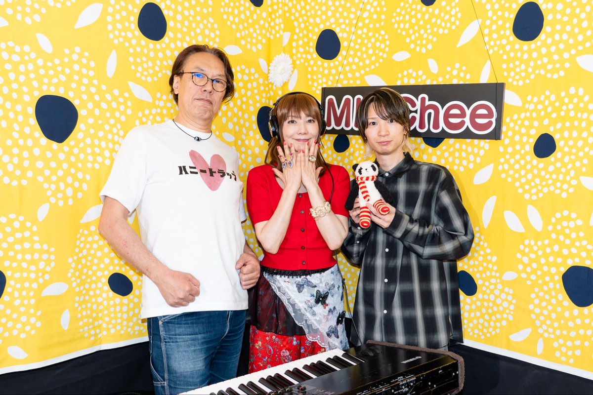 mircheemirchee's tweet photo. 昨日4/26（日）の配信ライブ、見てくださった皆様☆
本当に感謝感激です！
ありがとうございました😊

写真は左から、荒川とおる、みるちぃ、そしてスタッフの古閑ちゃんです☆
見てくださった皆さん、いかがでしたか？
ぜひご感想聞かせてください！

ちょっと小ネタ♪

新曲のタイトルは「ハニートラップ」でした！
せっかくの新曲なので、Tシャツを作って荒川とおるさんに着てもらいました😊

配信中に「ハニートラップT？👀笑」とコメントで触れてくれた方も…そうそう〜！
自分で作っておきながらライブ前に面白くて笑っちゃいました☺️

それからもう一つ。
配信では見えていないのですが、実はちゃんとハイヒールを履いていました👠
見えなくていいや〜ともしスリッパを履いていてチラッと映っちゃったら…ガーン！だし🤣
見えないところもお洒落して、気分を上げているのです✨

ライブ見てなかったけど気になる！という方も、まだ間に合います🎵

🎟️チケットについて
・一般チケット
　生配信＋見逃し配信
・応援特典チケット
　生配信＋見逃し配信＋限定プレゼント付き🎁

応援特典チケットの「限定プレゼント」は後日お届けします🔥

👇チケットはこちら
https://t.co/4o8AopUEwQ
プロフィールからも飛ぶことができます♪