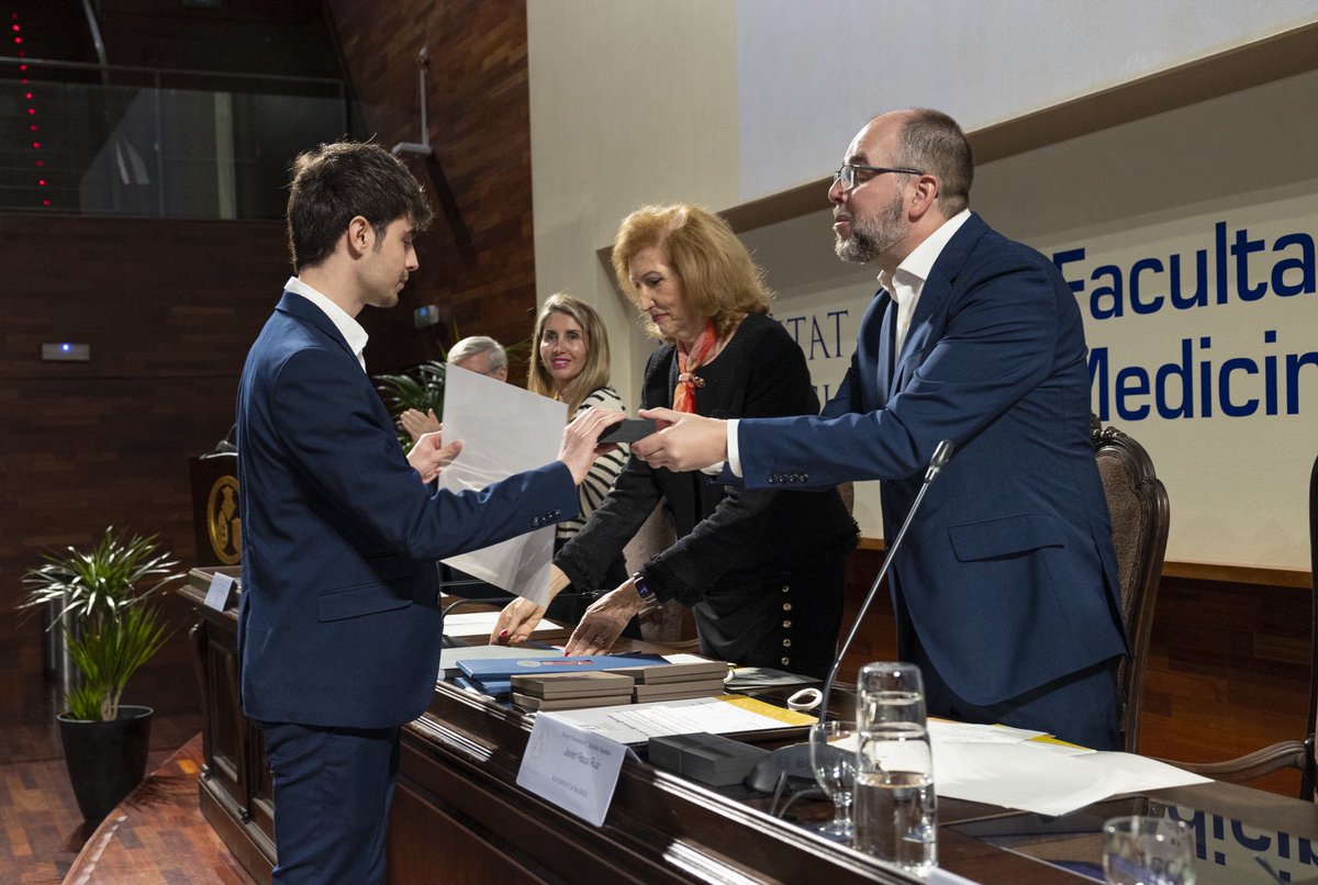 FranReyesMD's tweet image. Honored to receive the Extraordinary Award, given to the top 6 graduating medical students. This is a reflection of years of hard work, perseverance, and curiosity. Excited to bring the same enthusiasm to my #Pathology training at @ColumbiaPath. ☄️