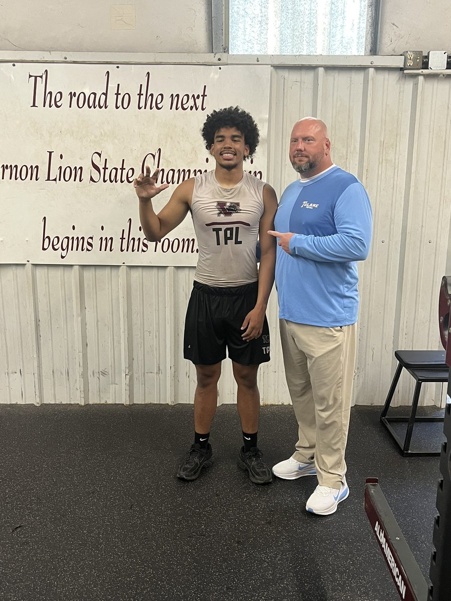 CoachBPayne's tweet photo. Thanks to @GreenWaveFB , @OLBeastCoach03 @CoachDomino_1  for stopping by Vernon HS this morning! #RECRUITTHEV https://t.co/JYdHN8cb1U