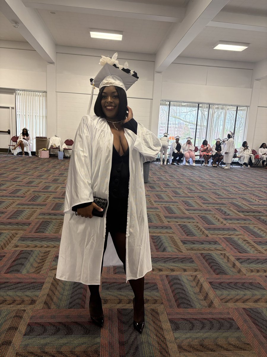 _BigLexii_'s tweet photo. Oh and btw ya girl graduated 😘 Nurse Jones to you https://t.co/VqV4GbIU7a