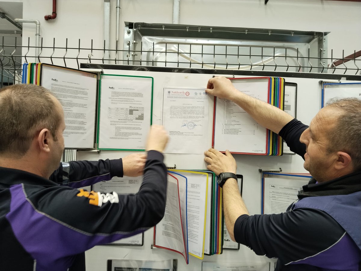 Nakliyatsendika's tweet image. Fedex Ekspress’de Grev kararımız işyerlerine çoşkulu bir biçimde asılmaya devam ediyor.
 Ankara Depoya grev kararımız asıldı. Yaşasın Örgütlü Mücadelemiz...
1 Mayıs bildirimiz üyemiz işçiler tarafından okundu.
Yaşasın 1 Mayıs. 1 Mayıs’ta Taksim’deyiz..
#Fedex @FedEx