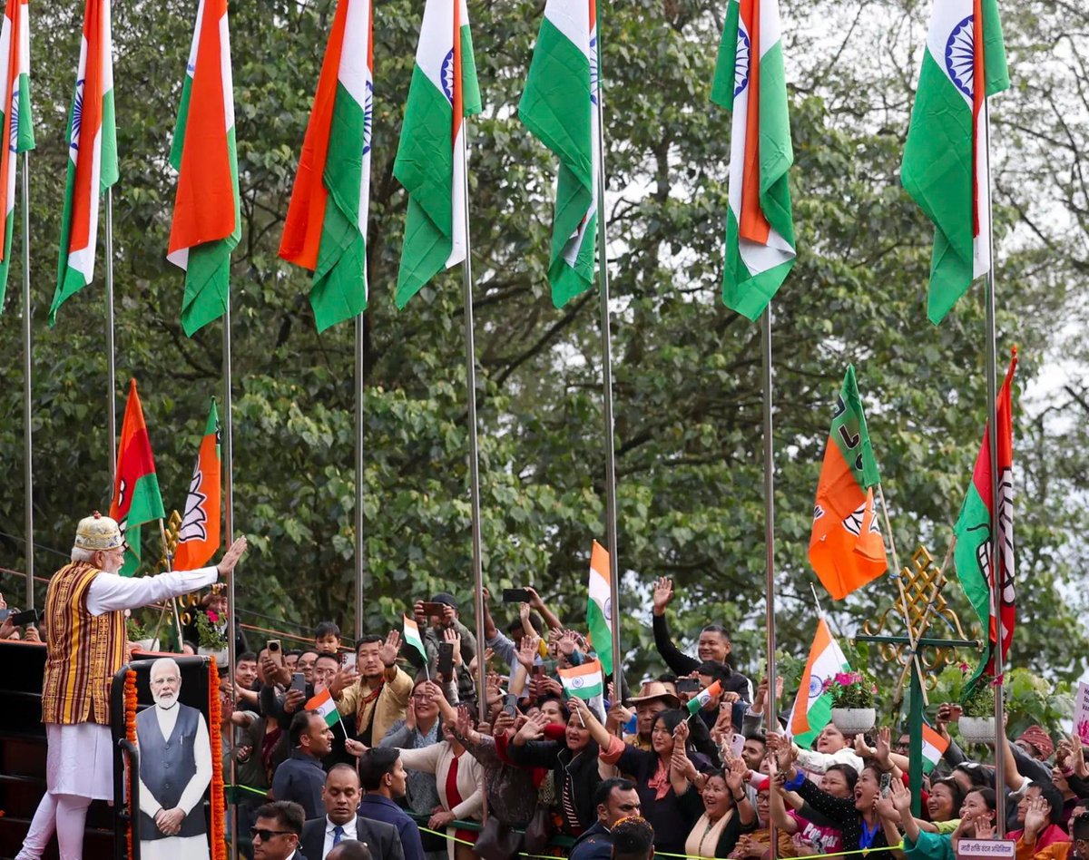 timesofindia's tweet image. #InPics | Prime Minister Narendra Modi during a vibrant roadshow in Gangtok, receiving a warm and enthusiastic welcome from the public amid his visit to Sikkim.

#NarendraModi #Gangtok #Sikkim #Roadshow #IndiaNews #OfficialVisit