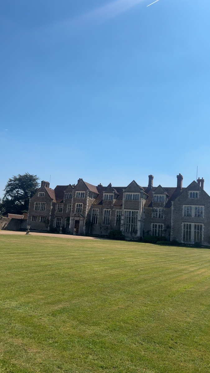 Dan_Graham27's tweet photo. @Emma_A_Webb Loseley House. Surrey today ! https://t.co/f7ZyUUOf1e