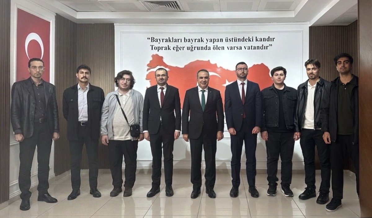 BaskshrKaymkmlk's tweet photo. İstanbul Üniversitesi Siyaset Bilimi ve Kamu Yönetimi bölümünde okuyan ve Fatih Sultan Mehmet Erkek Öğrenci Yurdu’nda kalan öğrencilerimiz, Kaymakamımız Cemil Özgür Öneği’yi makamında ziyaret etti.

Yurt yöneticilerinin de eşlik ettikleri ziyarette, öğrencilere mülki idare amirliği mesleğinin inceliklerini anlatarak gençlerin kamu yönetimine dair sorularını yanıtlayan Kaymakam Öneği, öğrencilere akademik yolculuklarında başarılar diledi.