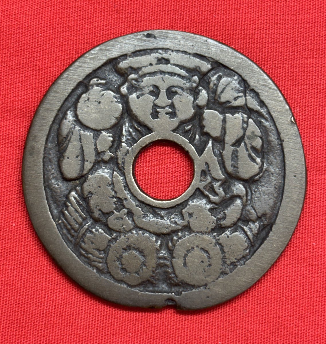 古い漢字彫刻の円形 寛永通宝 漢字彫刻 置物 インテリア 直径約26cm オブジェ 金属工芸